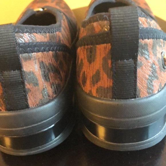 Bzees man made animal print slip on shoes size 8.5 - Picture 3 of 7